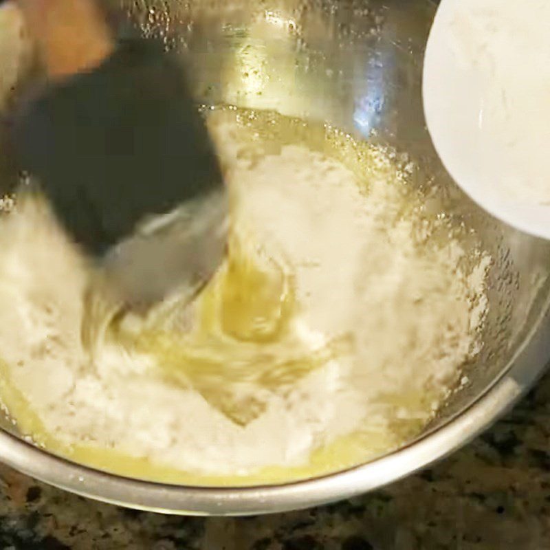 Step 3 Mix the dough for the cracked sesame cake