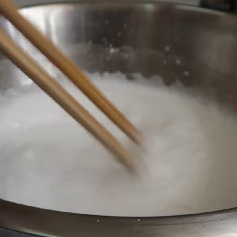 Step 1 Mix dough for bamboo charcoal hamburger bread