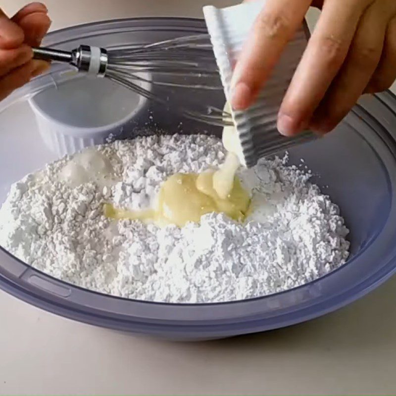 Step 3 Mixing the dough for Shanghai Banana Cake