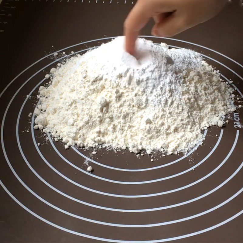 Step 1 Mix the dough for Tangerine buns