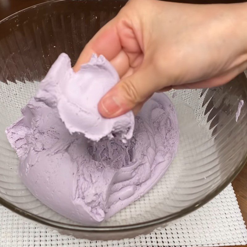 Step 3 Mix the purple sweet potato dough for the purple sweet potato dumplings with mung bean filling