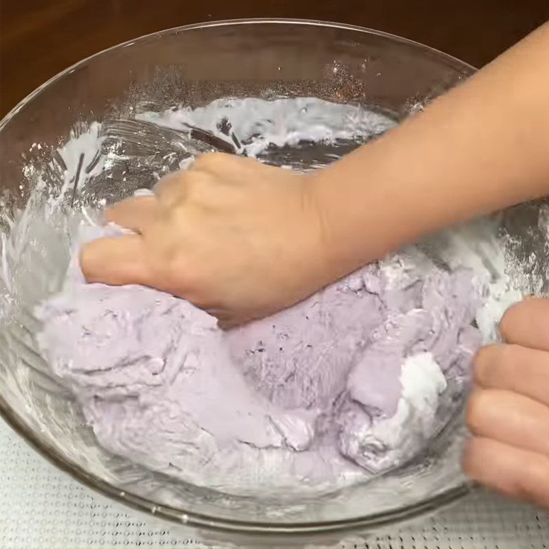 Step 3 Mix the purple sweet potato cake flour for mung bean cake