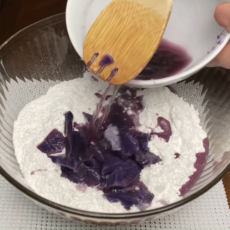 Step 3 Mix the purple sweet potato cake flour for mung bean cake