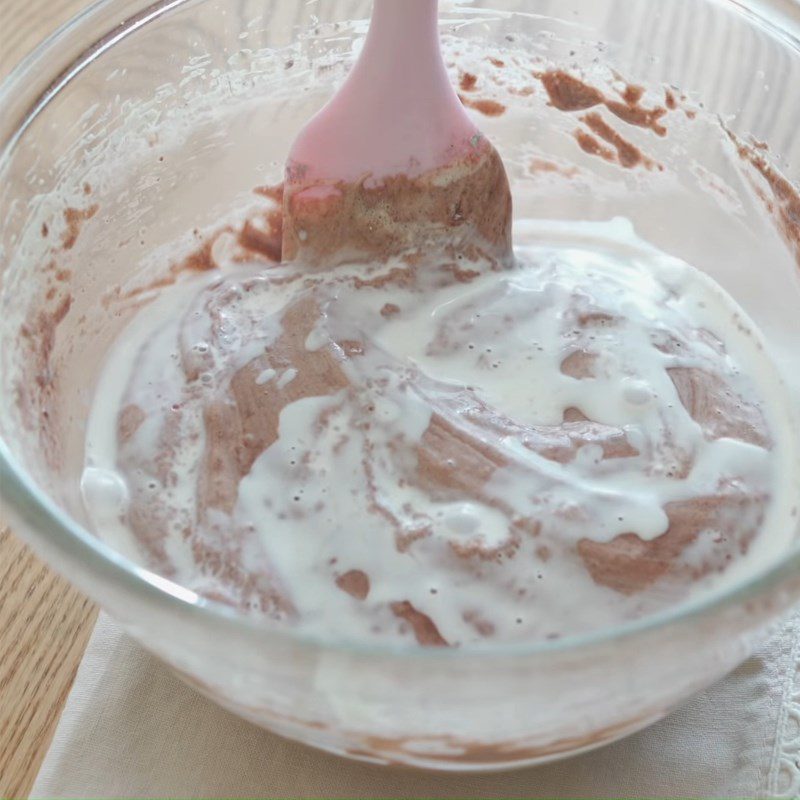 Step 5 Mix chocolate cake batter, pour into mold to bake mint chocolate birthday cake