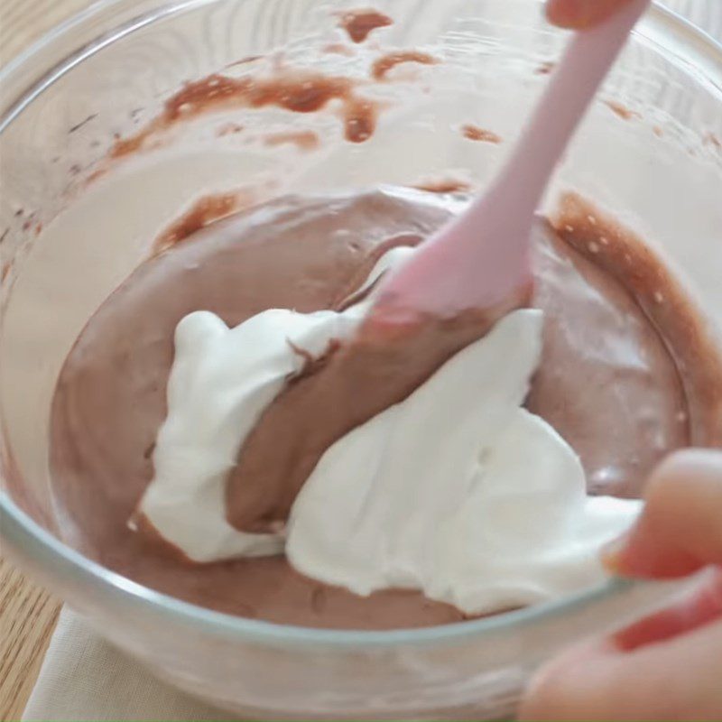 Step 5 Mix chocolate cake batter, pour into mold to bake mint chocolate birthday cake