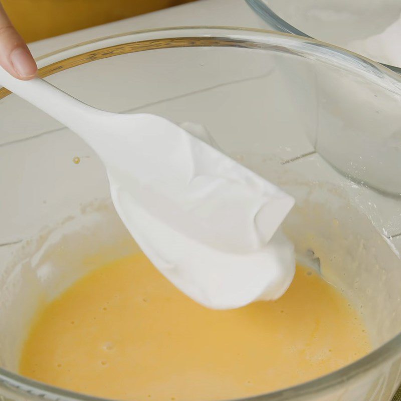 Step 4 Mix the cake batter with the egg whites Coconut cupcake sponge cake