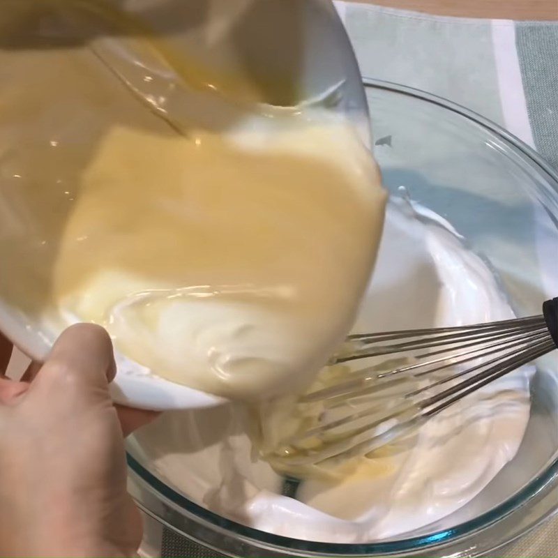 Step 4 Mix the cake batter with the egg whites Coconut cupcake sponge cake