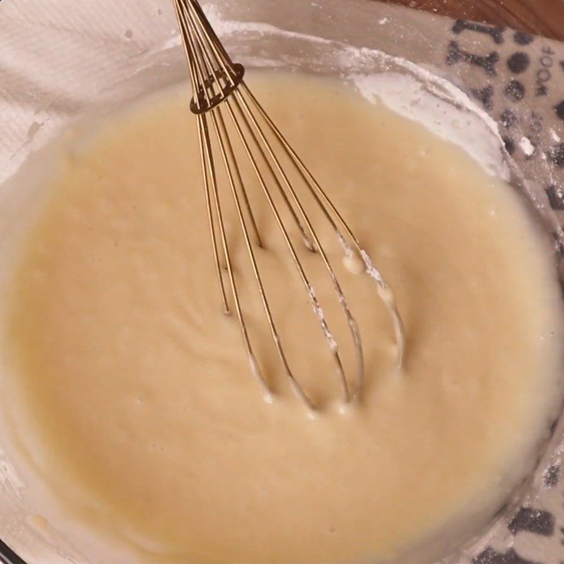 Step 2 Mixing flour, beating eggs Thousand-layer rose crepe cake