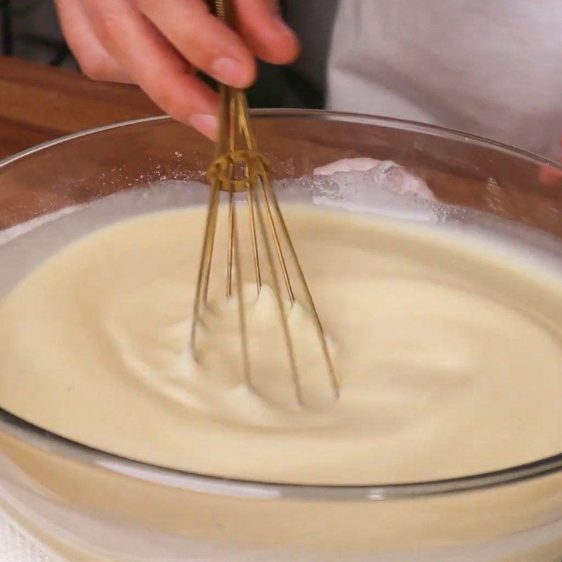 Step 2 Mixing flour, beating eggs Thousand-layer rose crepe cake