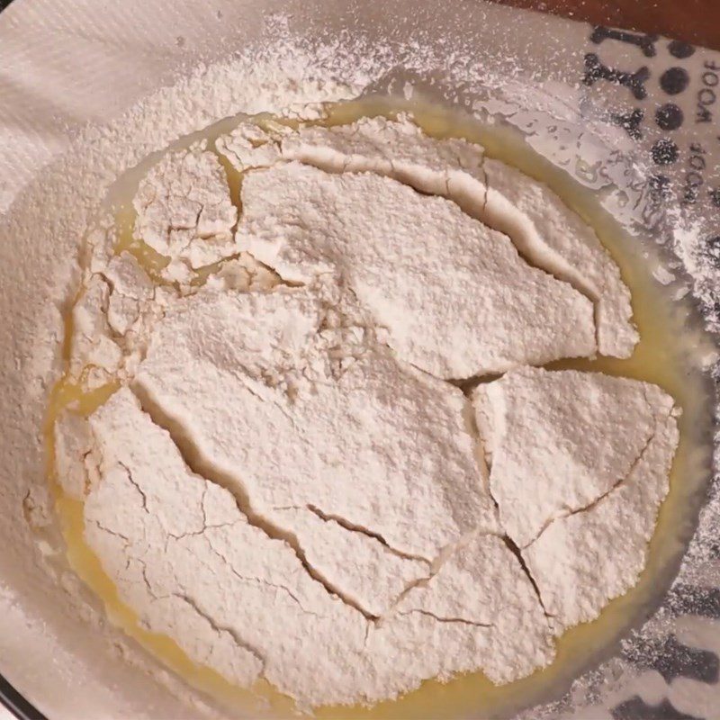 Step 2 Mixing flour, beating eggs Thousand-layer rose crepe cake