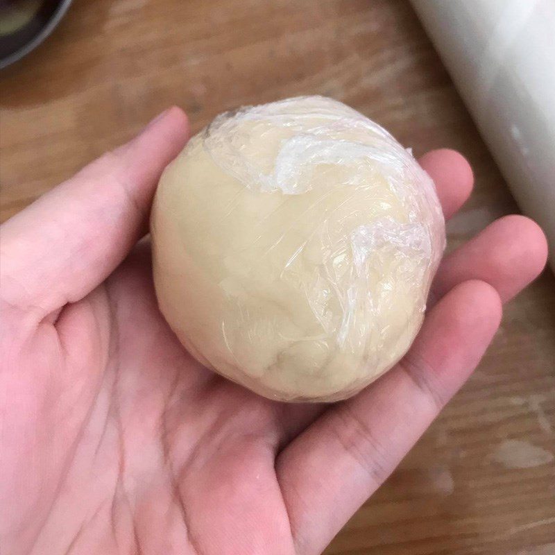 Step 2 Mix the oil dough for Lotus Mooncakes with Mung Bean Filling