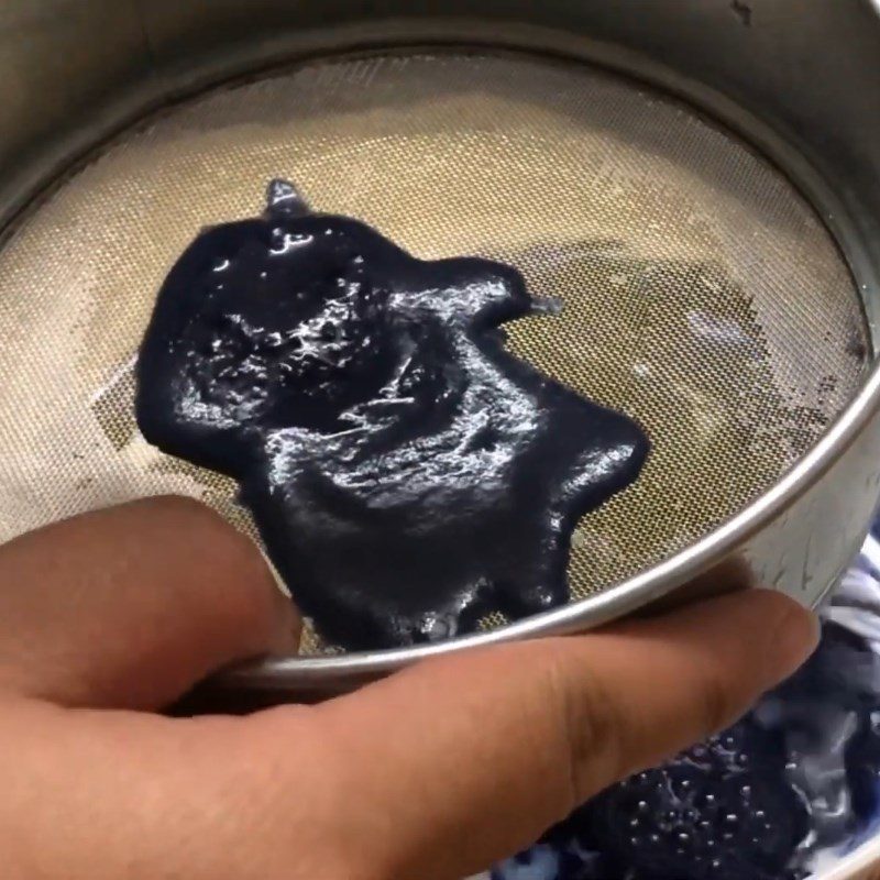 Step 3 Mix butterfly pea flower flour Pig skin cake with butterfly pea flower