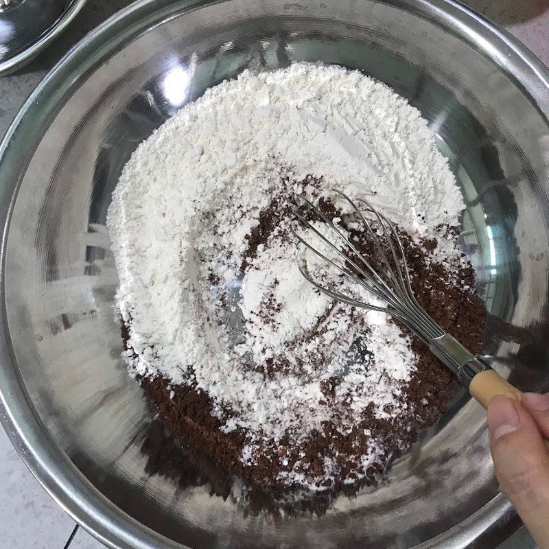 Step 1 Mix dry ingredients for chocolate banana sponge cake with oats