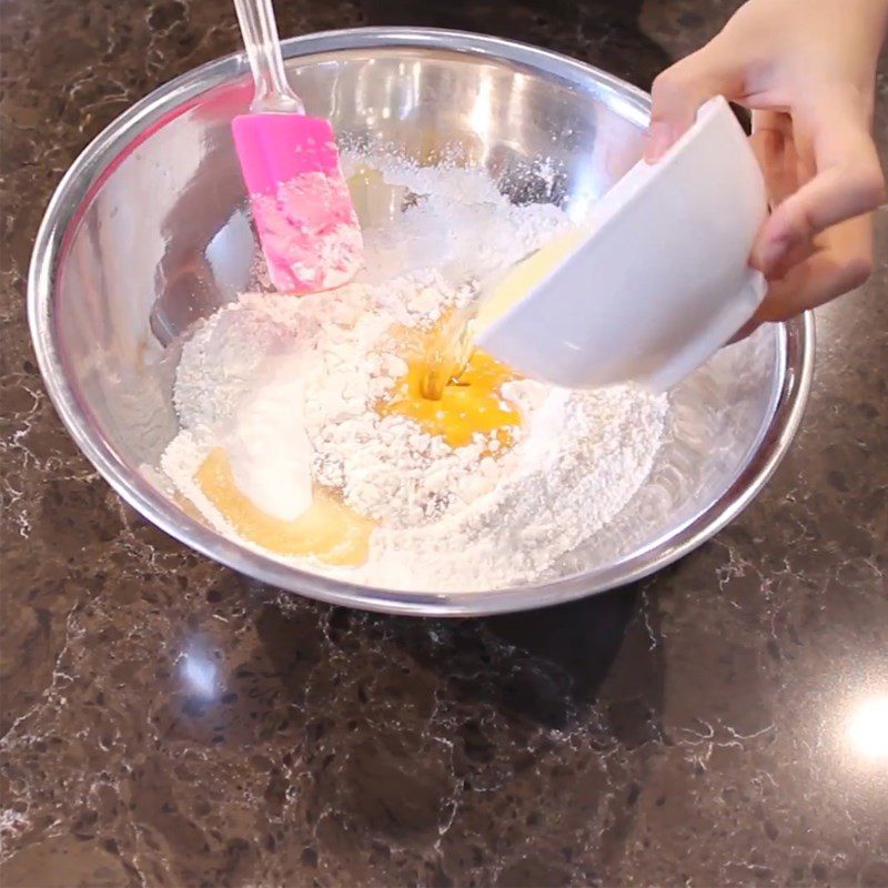 Step 2 Mix the cake dough for Mooncake shaped like a fish