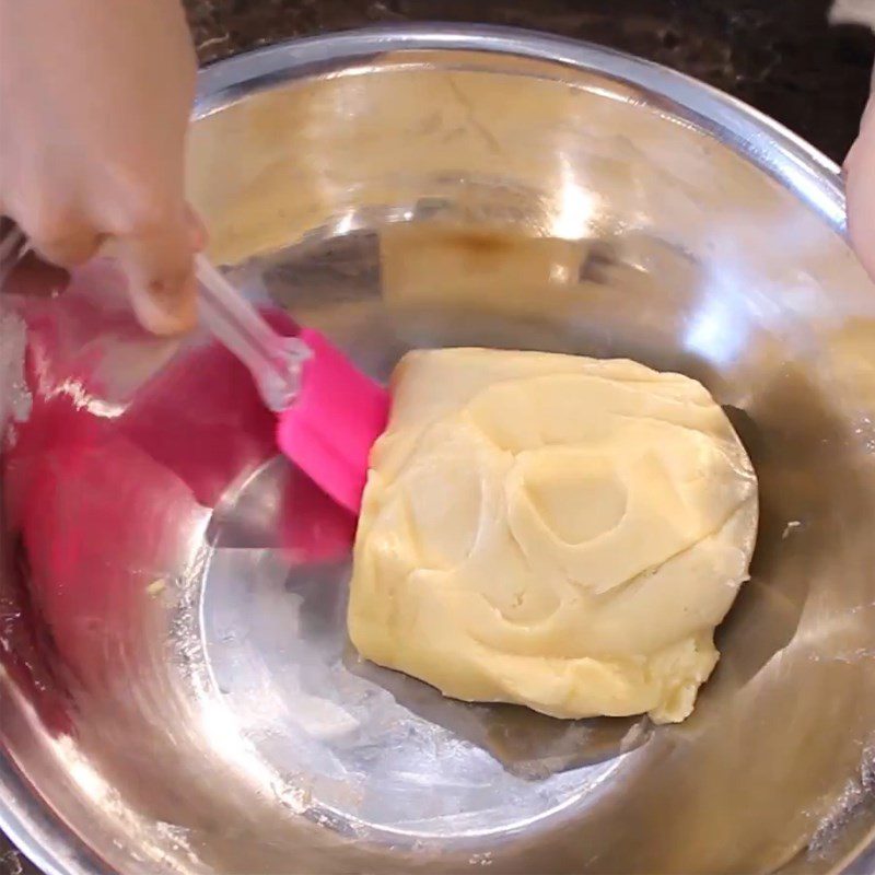 Step 2 Mix the cake dough for Mooncake shaped like a fish