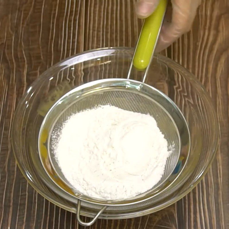 Step 4 Mix the dough for Mooncake with salted egg yolk using an air fryer