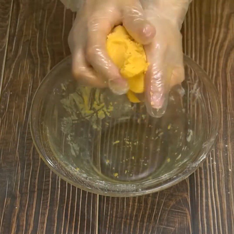 Step 4 Mix the dough for Mooncake with salted egg yolk using an air fryer