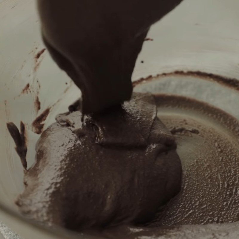 Step 1 Mix the dough to make the black layer of Oreo macaron cake