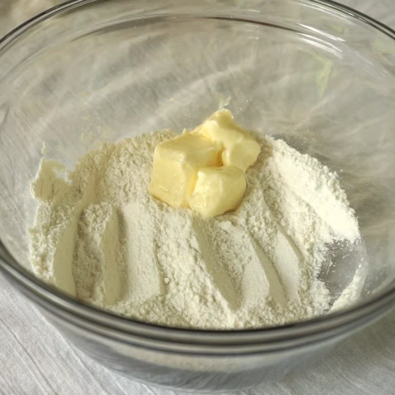 Step 2 Mix the dough for the crispy topping for mango cream puffs