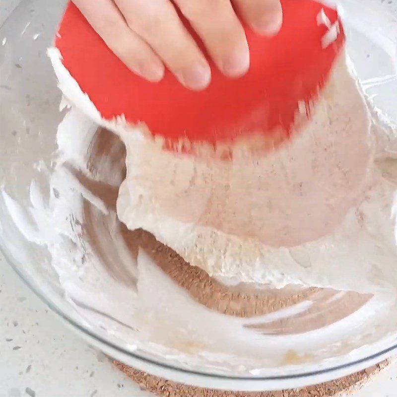 Step 2 Mix the dough to make the white shell of Oreo macaron cake