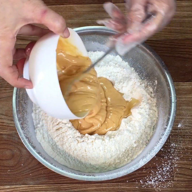 Step 1 Mixing the dough for the baked mooncake using a rice cooker