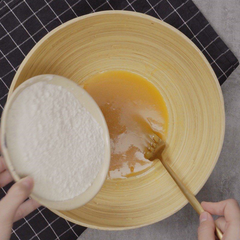 Step 1 Making the cake crust for mung bean mooncake using a rice cooker