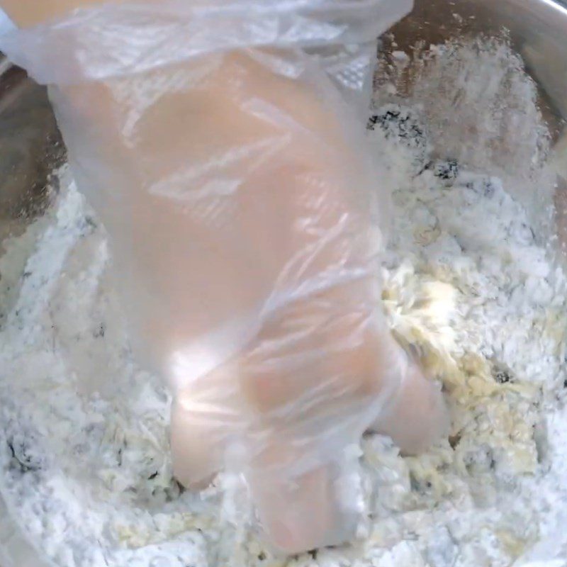 Step 4 Mix the mooncake dough with oreo filling