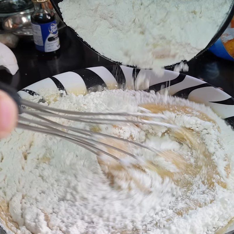 Step 2 Mix the flour with the banana mixture Banana sponge cake using a rice cooker