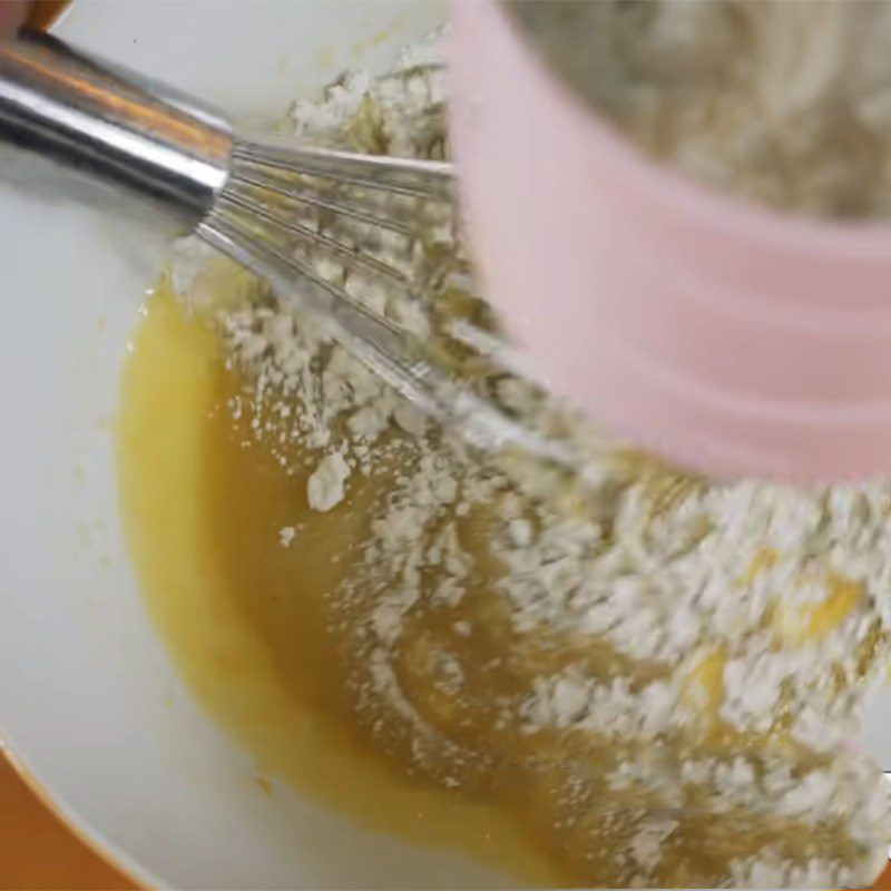 Step 3 Mixing the batter for steamed banana sponge cake