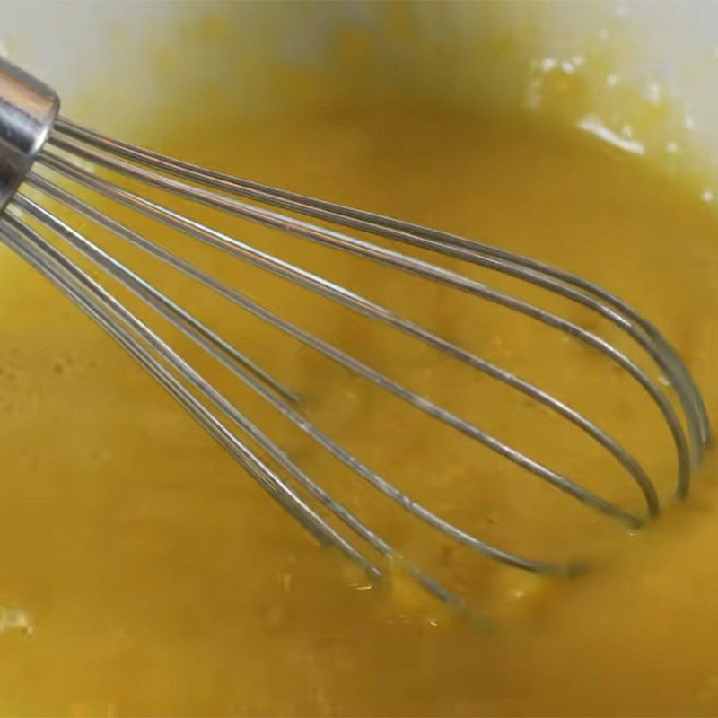 Step 3 Mixing the batter for steamed banana sponge cake