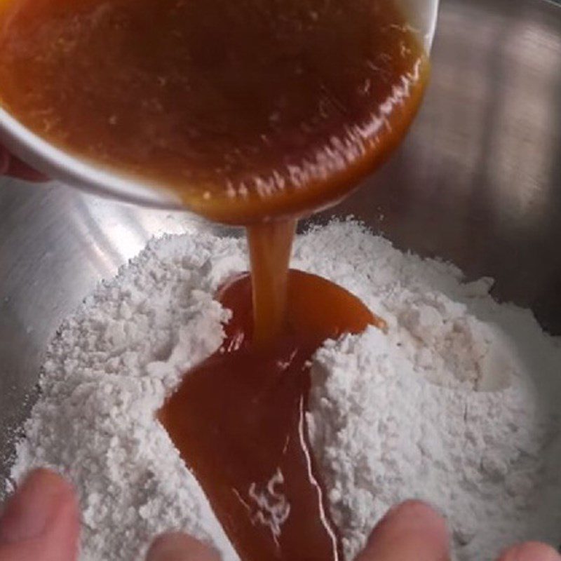 Step 2 Mix the flour with the syrup Mooncake without filling