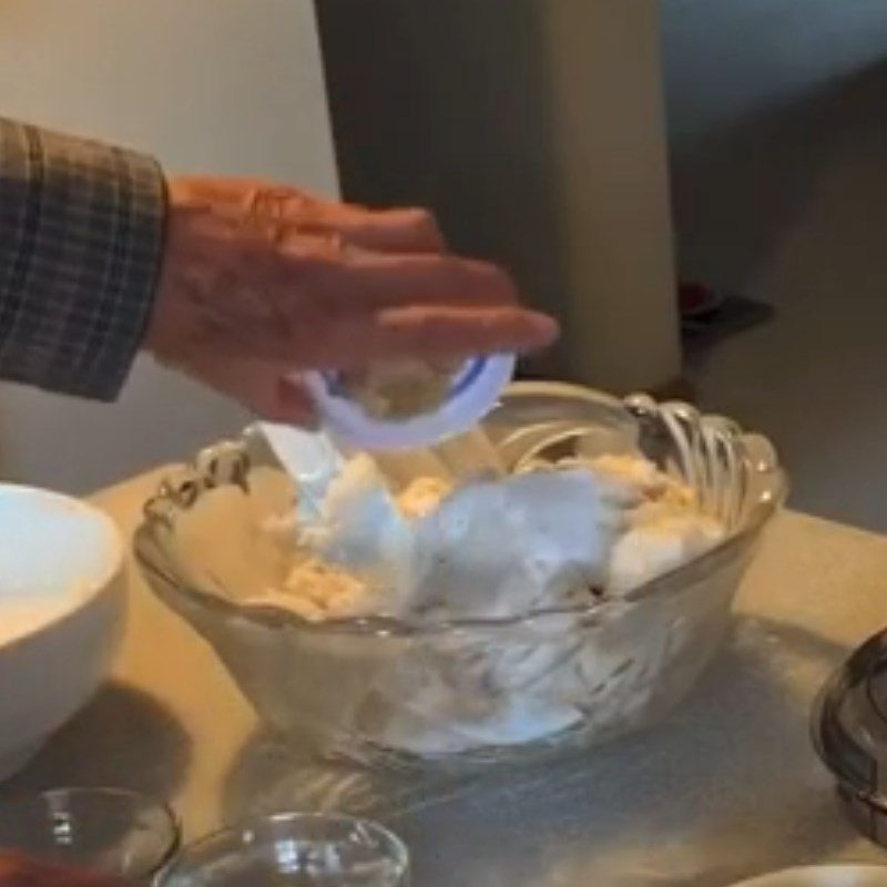 Step 2 Mix the cake and grind for the second time Steamed mackerel cake with eggs