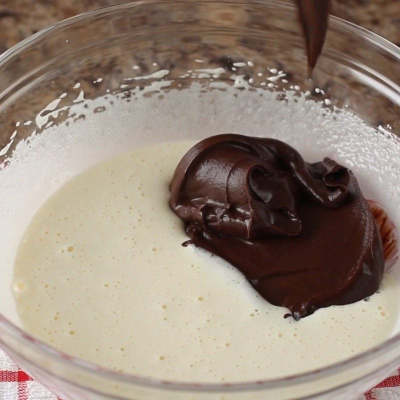 Step 4 Mix the cake batter for Taiwanese yogurt lemon sponge cake