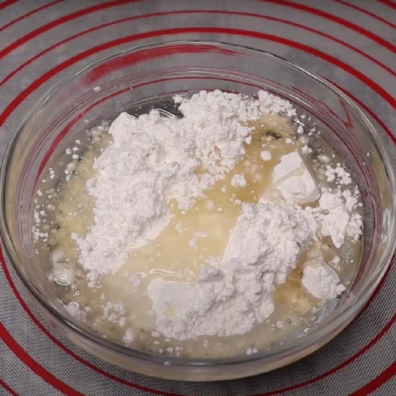 Step 3 Mix the oil dough (inner dough) for Durian Green Bean Cake