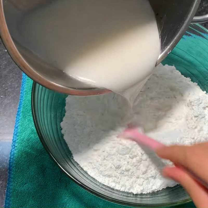 Step 1 Mix the glutinous rice flour mixture for fried coconut sticky rice cake