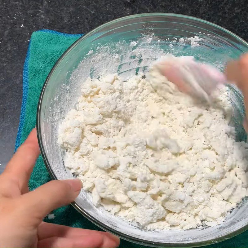 Step 1 Mix the glutinous rice flour mixture for fried coconut milk cakes