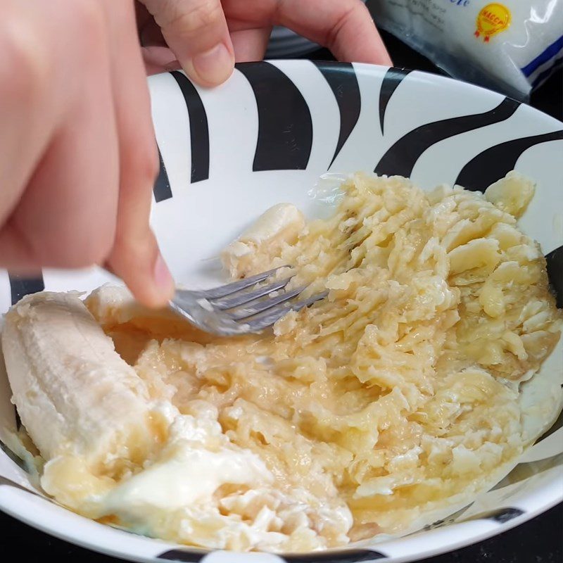 Step 1 Mix banana with butter and eggs for Banana Sponge Cake using a rice cooker