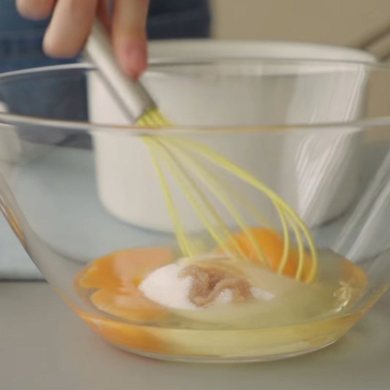 Step 1 Mixing the egg yolk mixture for Castella Cake with rice flour