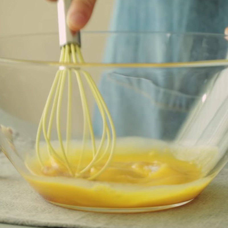 Step 1 Mix the egg and sugar mixture for green tea chocolate madeleine shell cake