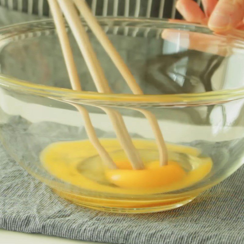 Step 1 Mix the egg and sugar mixture Chocolate Shell Cakes - madeleine chocolat