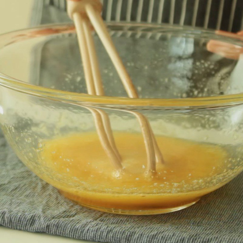 Step 1 Mix the egg and sugar mixture Chocolate Shell Cakes - madeleine chocolat