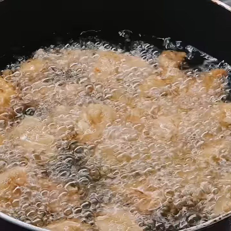 Step 4 Mix the eggs, coat with flour, and fry the meat Stir-fried pork with lychee