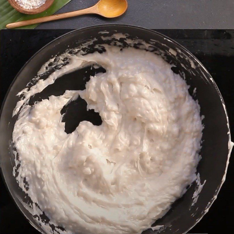 Step 3 Mix and stir the dough for the Central region's banana leaf-wrapped cake