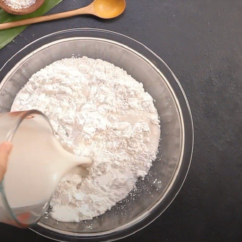 Step 3 Mix and stir the dough for the Central region's banana leaf-wrapped cake