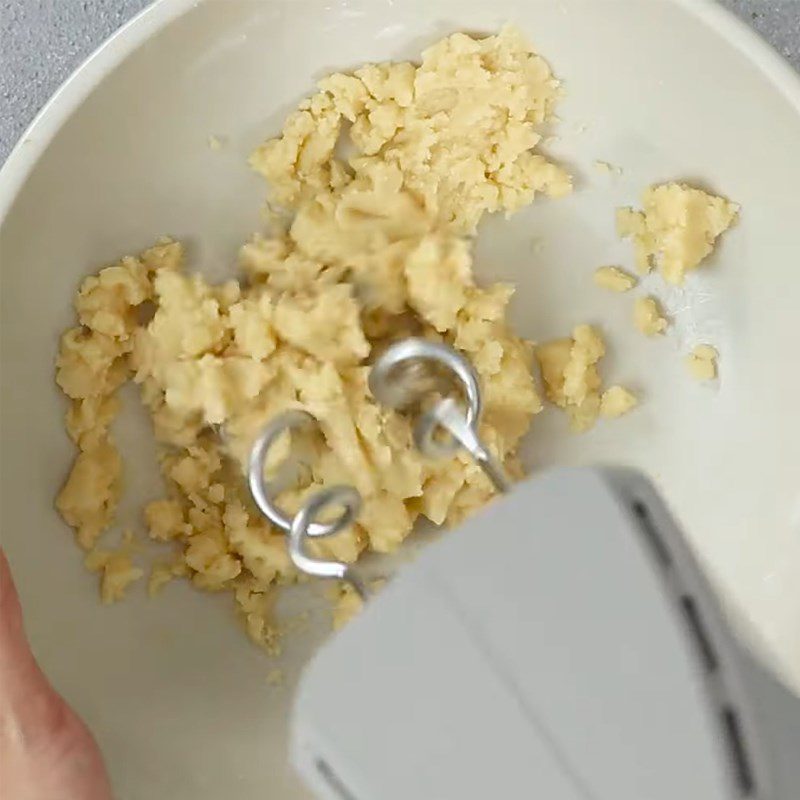 Step 2 Mixing and kneading the dough for melting salted egg pastry