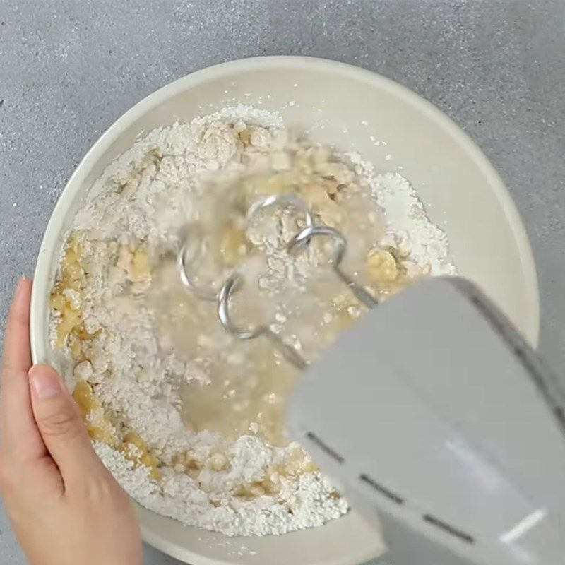 Step 2 Mixing and kneading the dough for melting salted egg pastry