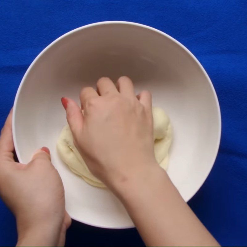 Step 2 Mixing and kneading dough for cam cakes with sesame sugar coating