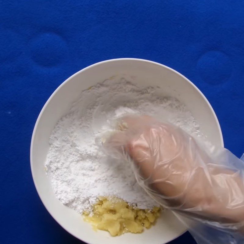 Step 2 Mixing and kneading dough for cam cakes with sesame sugar coating