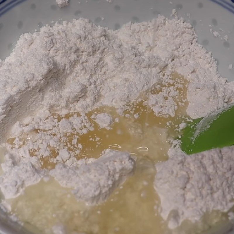 Step 2 Mix and knead the dough for the Durian mung bean cake