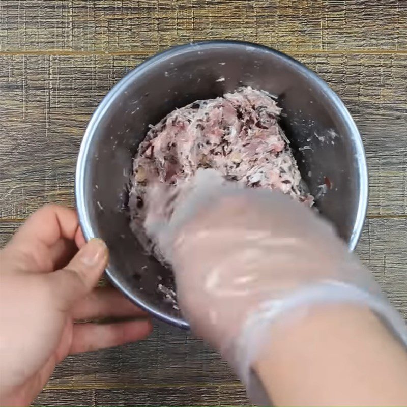 Step 3 Mix and stir-fry the filling for the meat-filled sticky rice cake